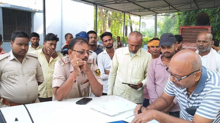 बिजली के खंभे से टकराया युवक, पानी में समाई जान।
