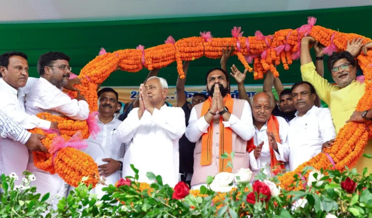 बिहार में चुनाव से ठीक पहले नेताओं का 'खेला'! दल-बदल के बीच रोमांचक जंग, कौन मारेगा बाजी?