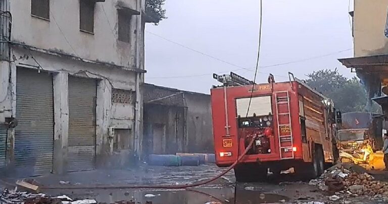 भिवंडी में महावीर सिंथेटिक में लगी आग: दमकल की दो गाड़ियां मौके पर