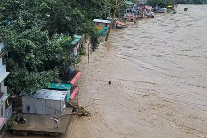 भूस्खलन का विकराल रूप: दार्जिलिंग की पहाड़ियों में 23 जिंदगियों का अंत, भारी बारिश बनी काल
(मुख्यमंत्री ममता बनर्जी का दौरा)