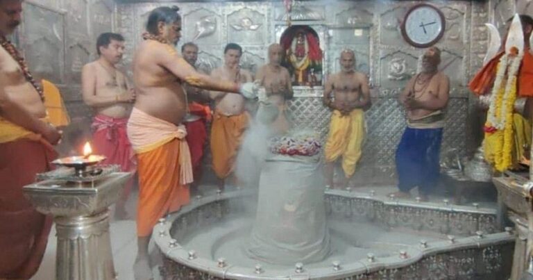महाकालेश्वर गर्भगृह में हंगामा: महंत और पुजारियों मेंDress code पर हाथापाई