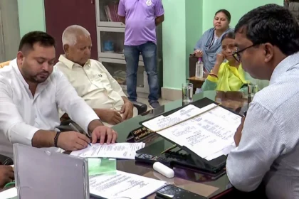 राघोपुर से तेजस्वी का पर्चा, लालू-राबड़ी की दुआ, और बिहार के सुनहरे भविष्य का वादा!