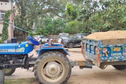 रेत से भरा ट्रैक्टर उड़ा ले गया चालक, जब्त हुआ वाहन।