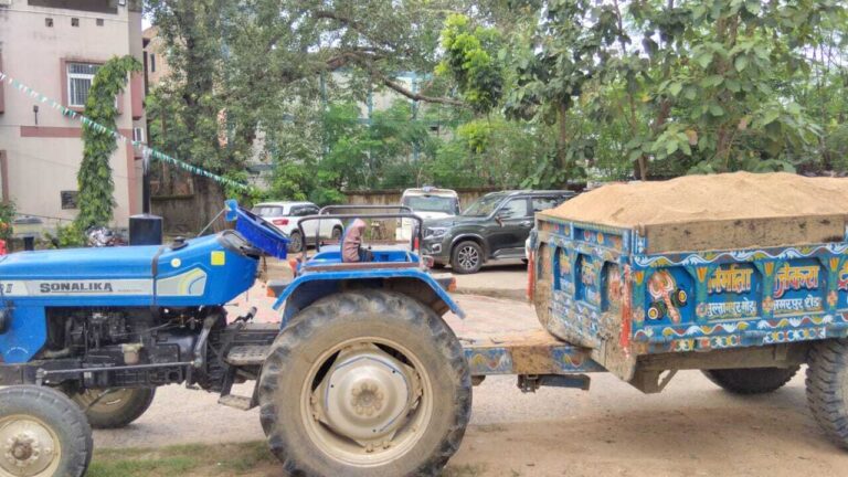 रेत से भरा ट्रैक्टर उड़ा ले गया चालक, जब्त हुआ वाहन।
