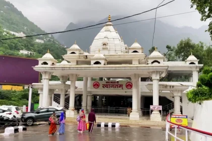 वैष्णो देवी यात्रा पुनः आरंभ: तीन दिन के इंतजार के बाद भक्तों के चेहरों पर खुशी, जयकारों से गूंजा त्रिकुटा पर्वत