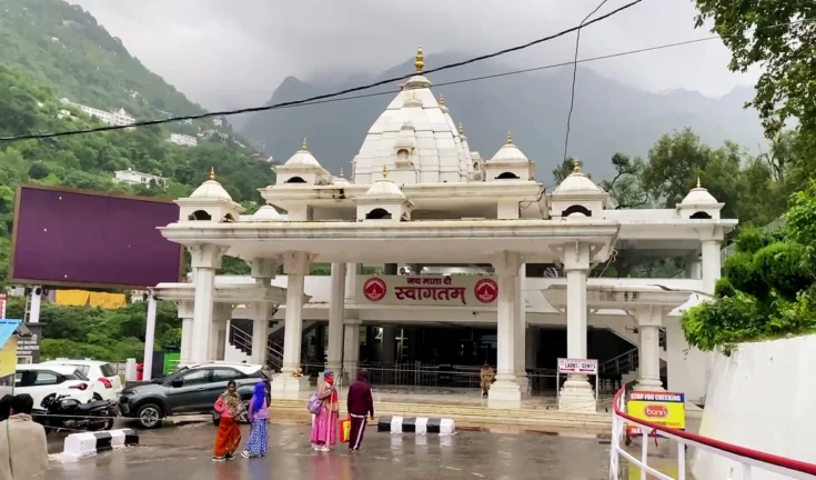 वैष्णो देवी यात्रा पुनः आरंभ: तीन दिन के इंतजार के बाद भक्तों के चेहरों पर खुशी, जयकारों से गूंजा त्रिकुटा पर्वत