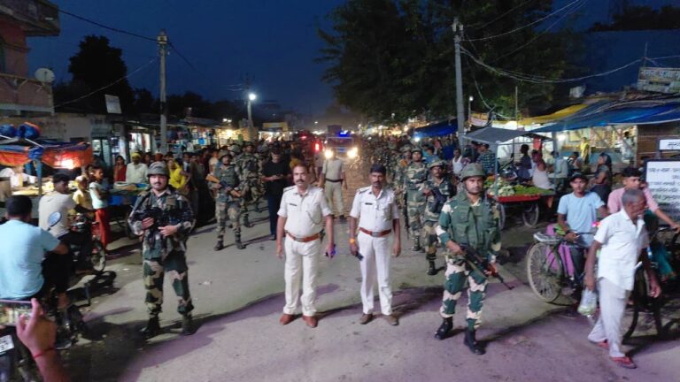शांति और न्याय का संकल्प: विधानसभा चुनाव की सुरक्षा हेतु पुलिस का फ्लैग मार्च