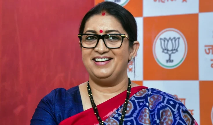 स्मृति ईरानी का दशहरे पर दुर्गा पंडाल में मनमोहक धुनाची नाच