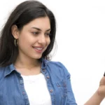 घनी आइब्रोज़ का राज़: नारियल या अरंडी तेल, क्या है असली मैजिक?