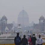 दिल्ली का दम घुट रहा: AQI 400+ पार, जहरीले धुएं-धुंध का कहर