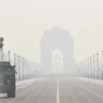 दिल्ली का दम घुट रहा: AQI 400 पार, शहर रेड अलर्ट पर