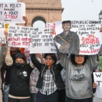 दिल्ली की हवा में माओवादी धुआं: हिडमा के पोस्टर और मिर्च का बवाल, 15 हिरासत में