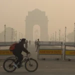 दिल्ली दम घुट रहा: AQI 381 के पार, GRAP-IV लागू, सरकार पर उठ रहे सवाल