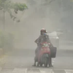 दिल्ली-NCR की दम घोंटू हवा: जानलेवा स्मॉग का कहर, AQI 'बहुत खराब', सरकारी दफ्तरों में वर्क फ्रॉम होम