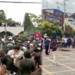 नेपाल की सड़कों पर उतरी युवा पीढ़ी, हिला रही है राजनीतिक सत्ता।