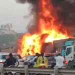 पुणे-बेंगलुरु हाईवे पर मौत का तांडव: ट्रक ने मचाई तबाही, 8 ज़िंदगियों का अंत, राख हुए कई वाहन