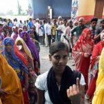 बिहार चुनाव: 18 जिलों की 121 सीटों पर मतदान जारी, सुरक्षा व्यवस्था चाक-चौबंद