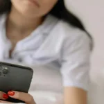मोबाइल स्किन टैन: डिजिटल दुनिया में त्वचा की नई चुनौती और बचाव के तरीके