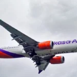 वाराणसी-मुंबई उड़ान में दहशत: Akasa Air की फ्लाइट में यात्री ने खोला इमरजेंसी डोर, मुंबई में हिरासत