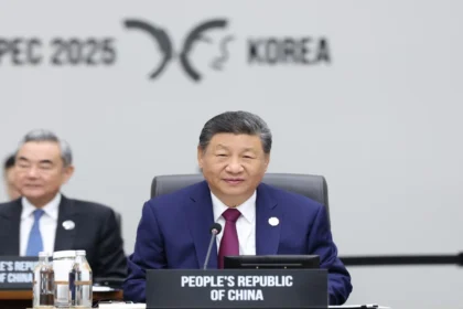 APEC में चीन का दबदबा: शी जिनपिंग के इर्द-गिर्द घूमती विश्व राजनीति, अमेरिका की अनुपस्थिति।