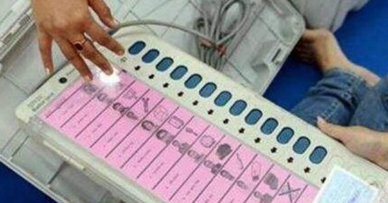 EVM की तस्वीर पर FIR: चुनाव आयोग की सख्त कार्रवाई, सोशल मीडिया पर पुलिस की पैनी नज़र!