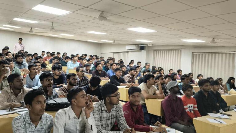 MMMUT गोरखपुर: दक्षिण एशियाई शिक्षा के शिखर पर! जानें कैसे पाई यह अनूठी पहचान।