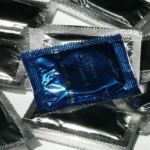 condom की डेडलाइन क्या है? खतरनाक गलती जो बना दे जिंदगी भर का पछतावा, कब न करें इस्तेमाल!