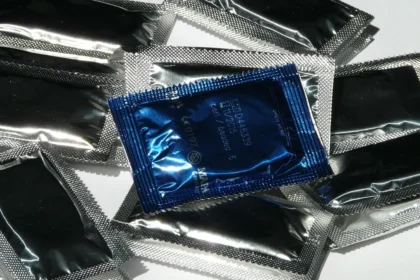 condom की डेडलाइन क्या है? खतरनाक गलती जो बना दे जिंदगी भर का पछतावा, कब न करें इस्तेमाल!
