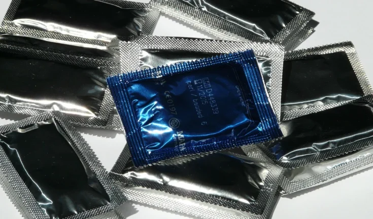 condom की डेडलाइन क्या है? खतरनाक गलती जो बना दे जिंदगी भर का पछतावा, कब न करें इस्तेमाल!