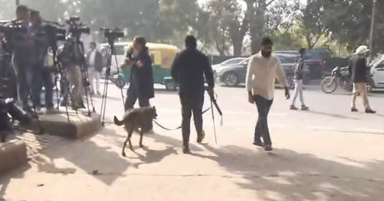 "दिल्ली दहल उठी: जैश के धमकी भरे मेल से कोर्ट और स्कूलों में हड़कंप"