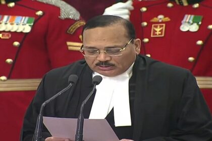 "न्याय के नए सारथी: जस्टिस सूर्यकांत बने 53वें मुख्य न्यायाधीश, राष्ट्रपति मुर्मू ने दिलाई पद व गोपनीयता की शपथ"