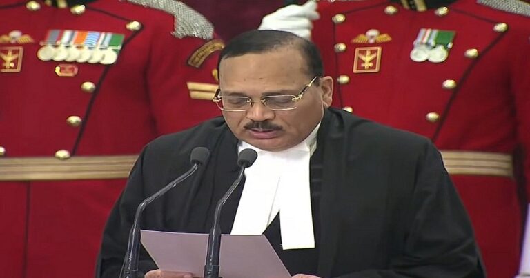"न्याय के नए सारथी: जस्टिस सूर्यकांत बने 53वें मुख्य न्यायाधीश, राष्ट्रपति मुर्मू ने दिलाई पद व गोपनीयता की शपथ"