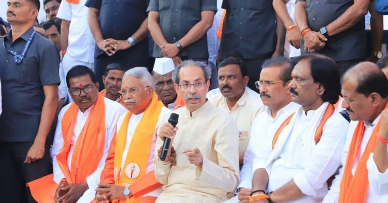 "वंदे मातरम" के बोल पर उद्धव ठाकरे का तीखा प्रहार: 'दगाबाज़ सरकार' को अधिकार नहीं!