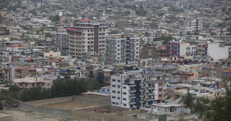 अफगानिस्तान का कड़ा रुख: पाकिस्तानी हमलों पर भारी रोष, 'समय आने पर मिलेगा करारा जवाब'