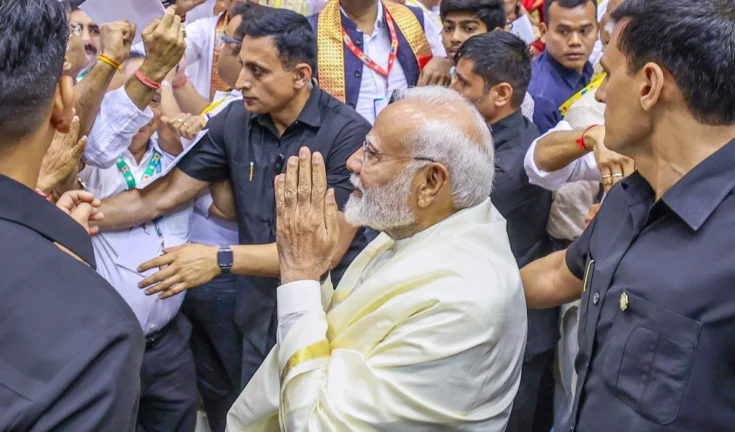 आडवाणी जी के जन्मदिवस पर मोदी का स्नेह भरा नमन