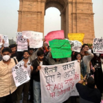 इंडिया गेट पर उग्र प्रदूषण विरोध: पुलिसिया कार्रवाई में 15 हिरासत में, पेपर स्प्रे का इस्तेमाल!