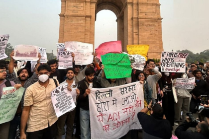 इंडिया गेट पर उग्र प्रदूषण विरोध: पुलिसिया कार्रवाई में 15 हिरासत में, पेपर स्प्रे का इस्तेमाल!