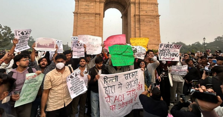 इंडिया गेट पर उग्र प्रदूषण विरोध: पुलिसिया कार्रवाई में 15 हिरासत में, पेपर स्प्रे का इस्तेमाल!