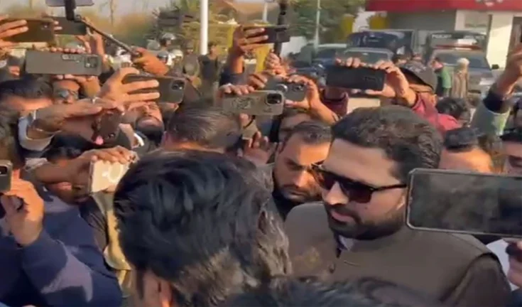 खान साहब की सेहत का सस्पेंस, अदियाला जेल के बाहर पीटीआई का अनिश्चितकालीन वार, केपी सीएम ने संभाला मोर्चा!