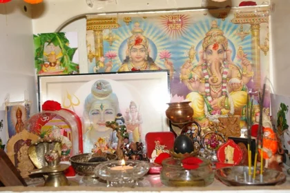 गुरु-ईश्वर का संगम: मंदिर में साथ रखें या अलग? वास्तु की अनूठी दृष्टि