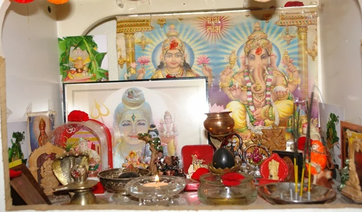 गुरु-ईश्वर का संगम: मंदिर में साथ रखें या अलग? वास्तु की अनूठी दृष्टि