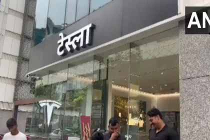गुरुग्राम में टेस्ला का धमाका: भारत में धीमी EV चाल के बावजूद सबसे बड़ा सेल्स और सर्विस हब खुला!