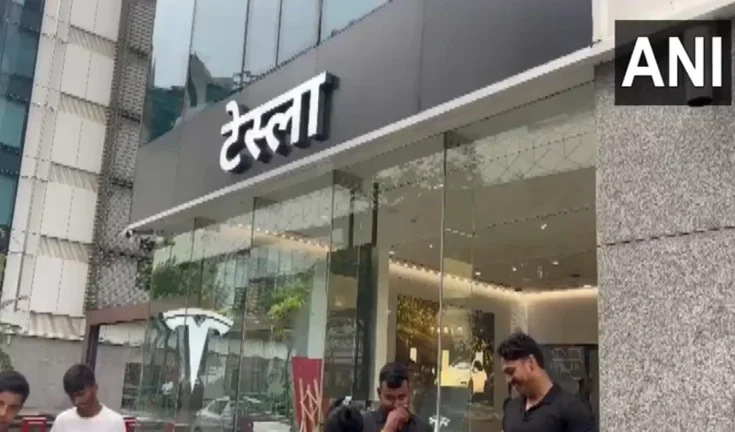 गुरुग्राम में टेस्ला का धमाका: भारत में धीमी EV चाल के बावजूद सबसे बड़ा सेल्स और सर्विस हब खुला!