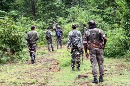 छत्तीसगढ़ में पुलिस का ऐतिहासिक कारनामा: 41 नक्सलियों ने छोड़े हथियार, 32 पर था 1.19 करोड़ का भारी इनाम