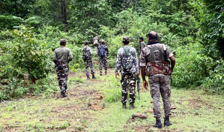 छत्तीसगढ़ में पुलिस का ऐतिहासिक कारनामा: 41 नक्सलियों ने छोड़े हथियार, 32 पर था 1.19 करोड़ का भारी इनाम