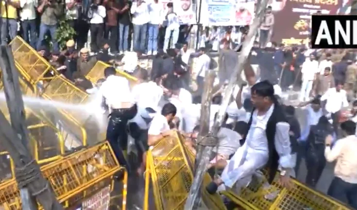 जयपुर में युवा कांग्रेस का 'वोट चोरी-रोजगार' पर वार, पुलिस ने बरसाई पानी की मार