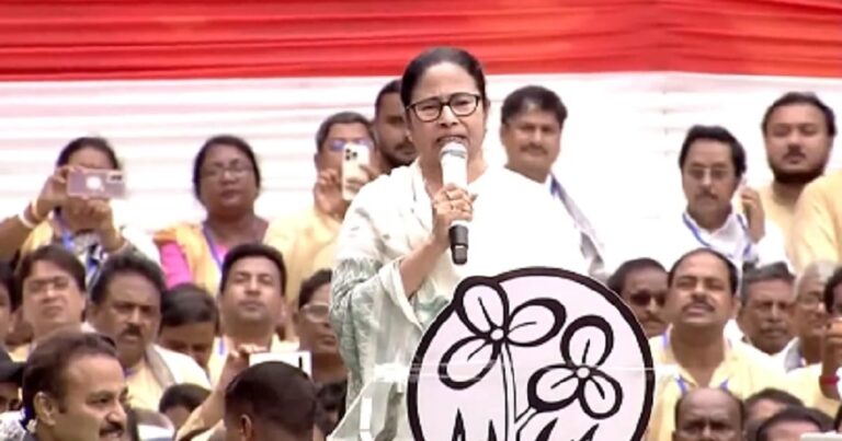 जलपाईगुड़ी में BLO की मौत: ममता बनर्जी का चुनाव आयोग पर 'अमानवीय दबाव' का गंभीर आरोप!