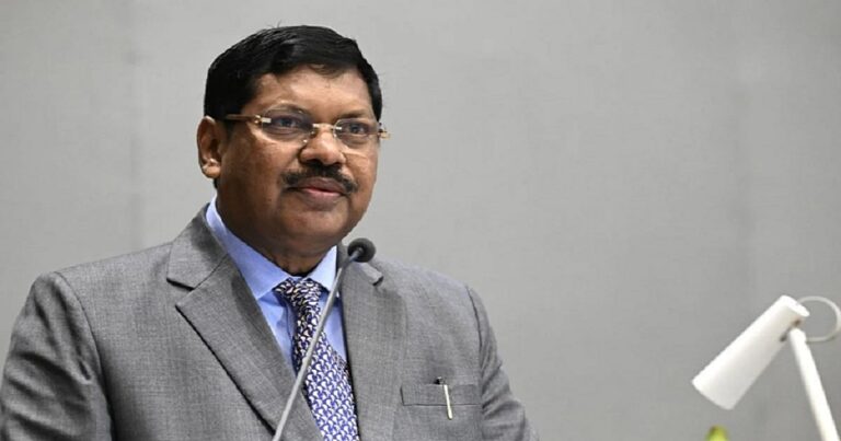 डिजिटल तूफान में न्याय के स्तंभ: पूर्व सीजेआई की चेतावनी