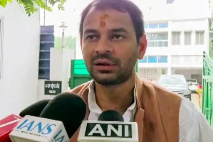 तेजस्वी के लिए 'बच्चा' और 'झुनझुना' - तेज प्रताप का सियासी वार!