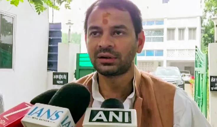 तेजस्वी के लिए 'बच्चा' और 'झुनझुना' - तेज प्रताप का सियासी वार!